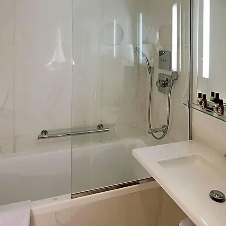أكاديمي سان جيرمان فندق 4*